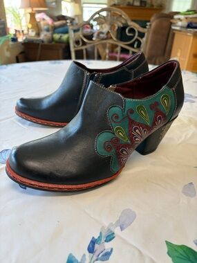 L Artiste Women’s Navy Blue Leather Heeled Slip-On Shoes with Teal Floral Accent